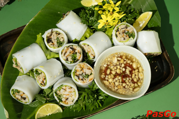 Món cuốn rau củ thanh đạm kèm nước chấm đặc biệt tại Buông Vegan Thái Nguyên.