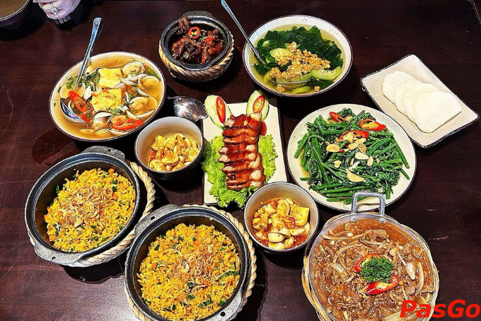 Cơm thố nóng hổi cùng các món ăn kèm chuẩn vị cơm nhà Hội An.