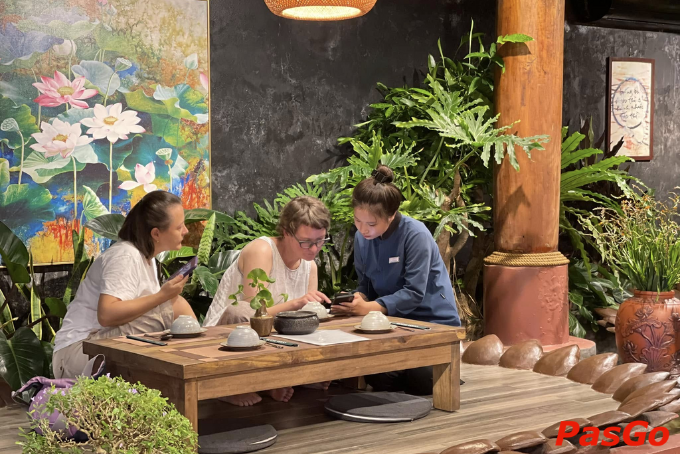 Khách hàng được nhân viên Buông Vegan tư vấn món ăn thân thiện, chu đáo.
