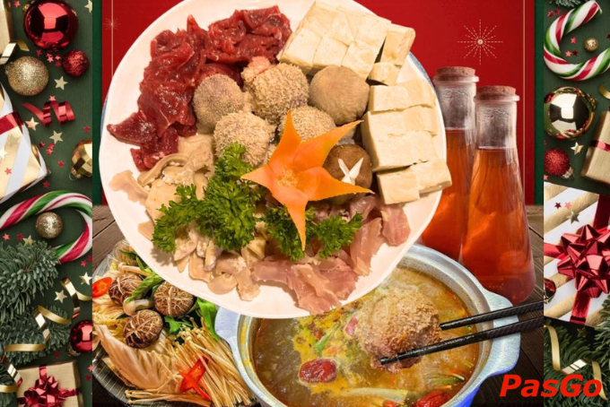 Lẩu bò Mông Cổ tại Tiệm nướng Nhà Gỗ trong không gian gỗ ấm cúng.