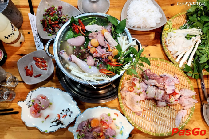 Nồi lẩu gà lòng trứng non sôi sục tại quán ngon ở Quảng Trị mang phong cách Nhật Bản