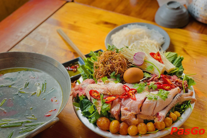 Nồi lẩu nóng hổi, đầy ắp topping tại Lẩu cô Duyên ở Pleiku