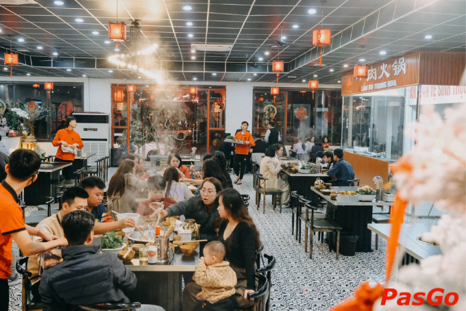Không gian đậm chất Trung Hoa với đèn lồng đỏ và bàn ghế gỗ cổ điển tại Lẩu Bò Zhen Dong