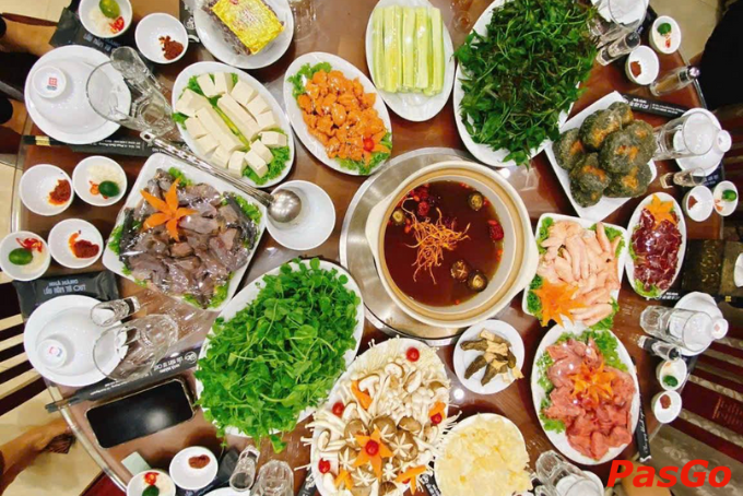Nồi lẩu nấm thanh đạm với nấm đùi gà, kim châm, thịt bò và rau tươi