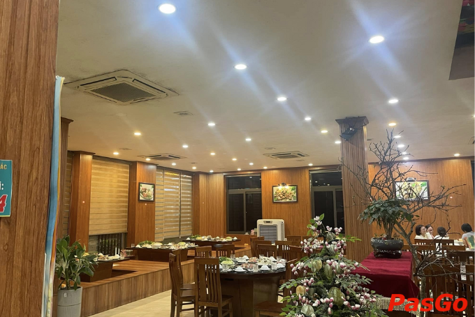 Không gian kiểu Nhật yên tĩnh, đèn vàng ấm và bàn gỗ đơn giản tại Lẩu Nấm Tứ Quý