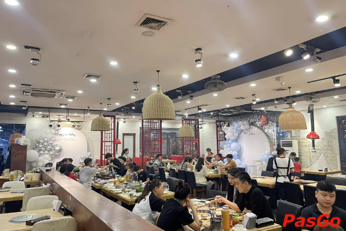 Không gian mở, hiện đại, đèn dịu nhẹ phù hợp tụ họp đêm khuya tại Chen 9 BBQ & HotPot