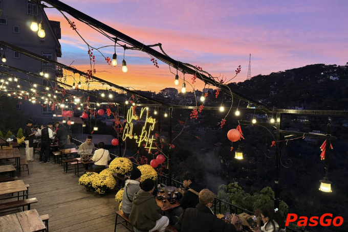 Không gian xanh chill tại quán lẩu nướng ngon tại Đà Lạt 