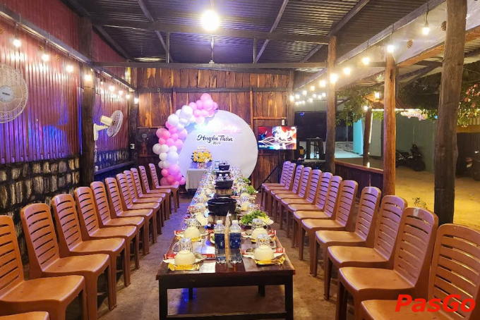 Không gian sân vườn thoáng mát tại Lạc Phố Beer Garden