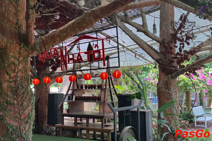 Không gian bàn ăn ngoài trời tại Quán Nhà Tôi Pleiku