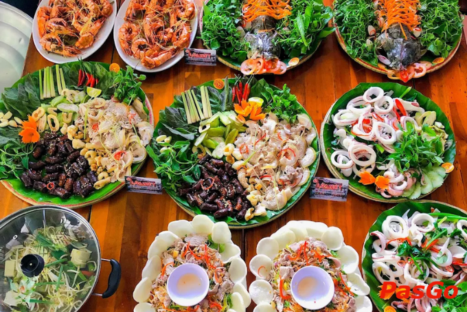 Thực đơn nổi bật với màu sắc hấp dẫn và hương vị đặc trưng tại Lửa Việt