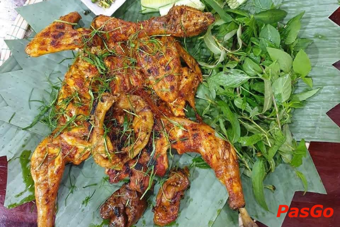 Gà nướng muối ớt vàng giòn, thơm lừng tại quán nhậu Đông Hà