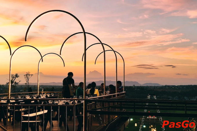 View sân vườn mở, chill ngắm hoàng hôn tại La La Land