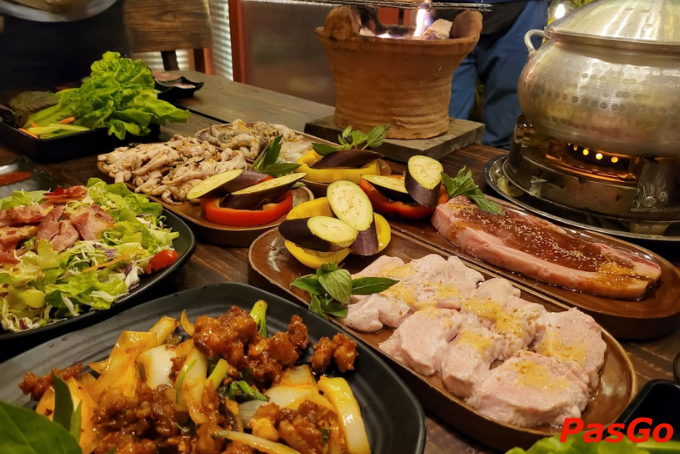 Menu đồ nướng BBQ và lẩu đậm đà tại La La Land