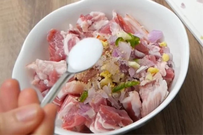Ướp thịt heo cho thấm gia vị