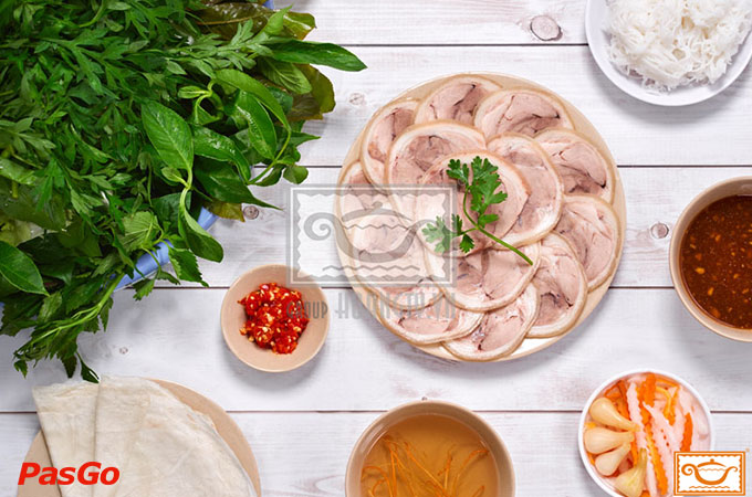 Ở nhà hàng gần đây nhất - Hoàng Ty có đến 7 loại bánh tráng khác nhau cho bạn thỏa sức lựa chọn: Bánh tráng phơi sương cuốn thịt nạc, Bánh tráng phơi sương cuốn thịt bắp, Bánh tráng lỗ tai heo cuốn, Cá lóc nướng lu cuốn bánh tráng...