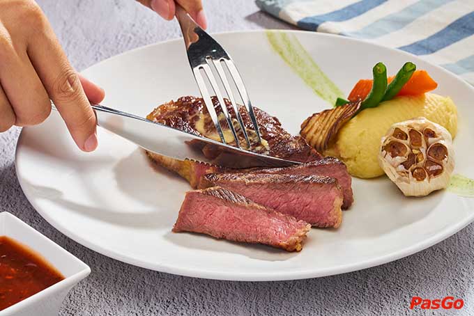  Le Monde Steak sử dụng phần thịt tươi và ngon nhất, tẩm ướp các loại gia vị đặc trưng, đủ để không làm mất đi vị ngọt tự nhiên mà vẫn dậy lên hương thơm, sự đậm đà cần có.