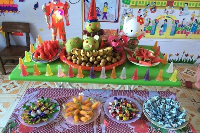 Mâm cỗ trung thu đơn giản bằng bánh kẹo