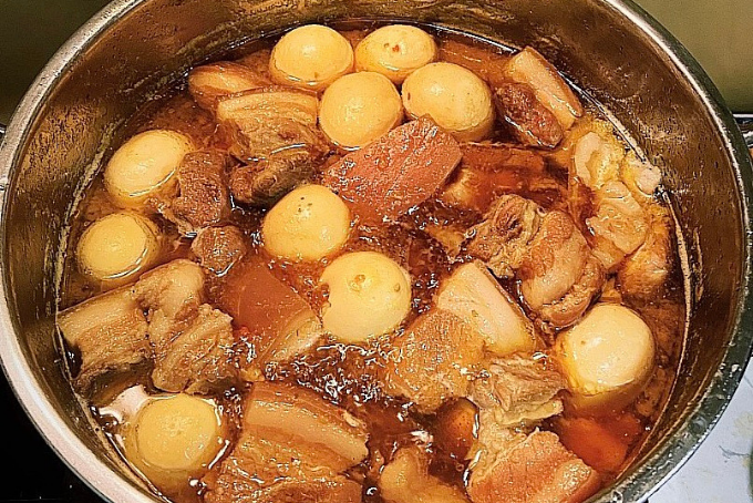 kho thịt trứng cút