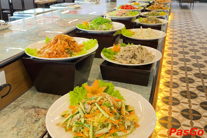 Góc salad và nộm tươi mát, cân bằng vị giác cho bữa tiệc buffet.