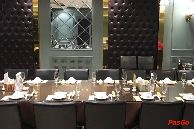 Tủ rượu với các giải thưởng chứng nhận ở nhà hàng chen đoàn trần nghiệp