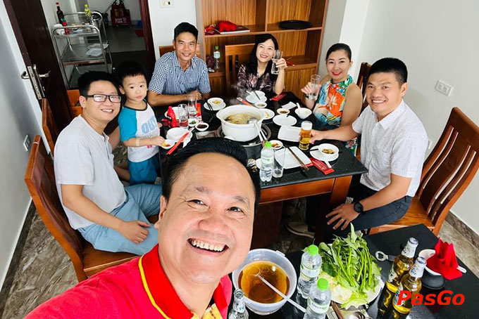 Không gian hiện đại, ấm áp của nhà hàng rất phù hợp với nhóm tổ chức tiệc 10