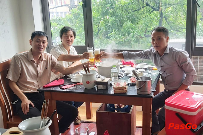 Không gian hiện đại, ấm áp của nhà hàng rất phù hợp với nhóm tổ chức tiệc 11