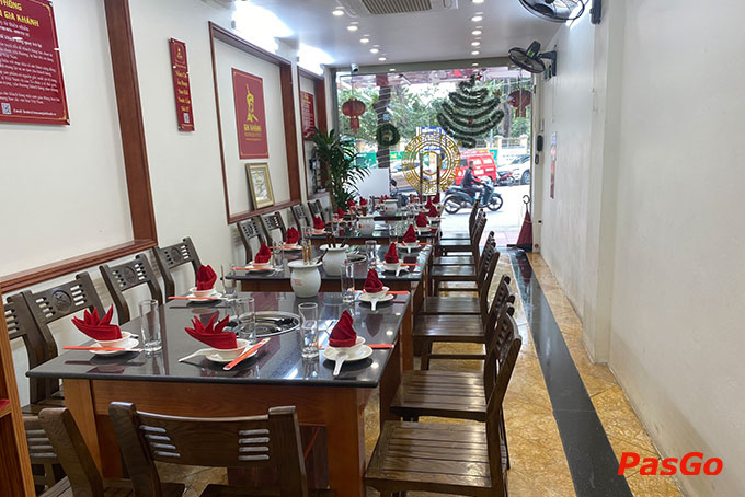 Không gian hiện đại, ấm áp của nhà hàng rất phù hợp với nhóm tổ chức tiệc 12