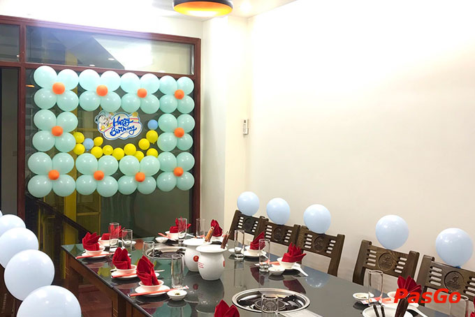 Không gian hiện đại, ấm áp của nhà hàng rất phù hợp với nhóm tổ chức tiệc 16