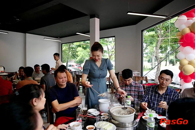 Nhà hàng được thiết kế hiện đại và lịch sự với sức chứa 140 khách có phòng riêng 13