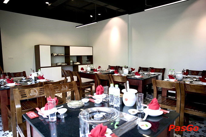 Nhà hàng được thiết kế hiện đại và lịch sự với sức chứa 140 khách có phòng riêng 12