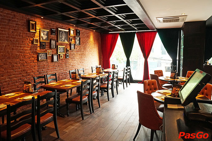 Những bức tường gỗ lung linh dưới ánh nến - Nhà hàng Bò bít tết Nguyễn Khánh Toàn 